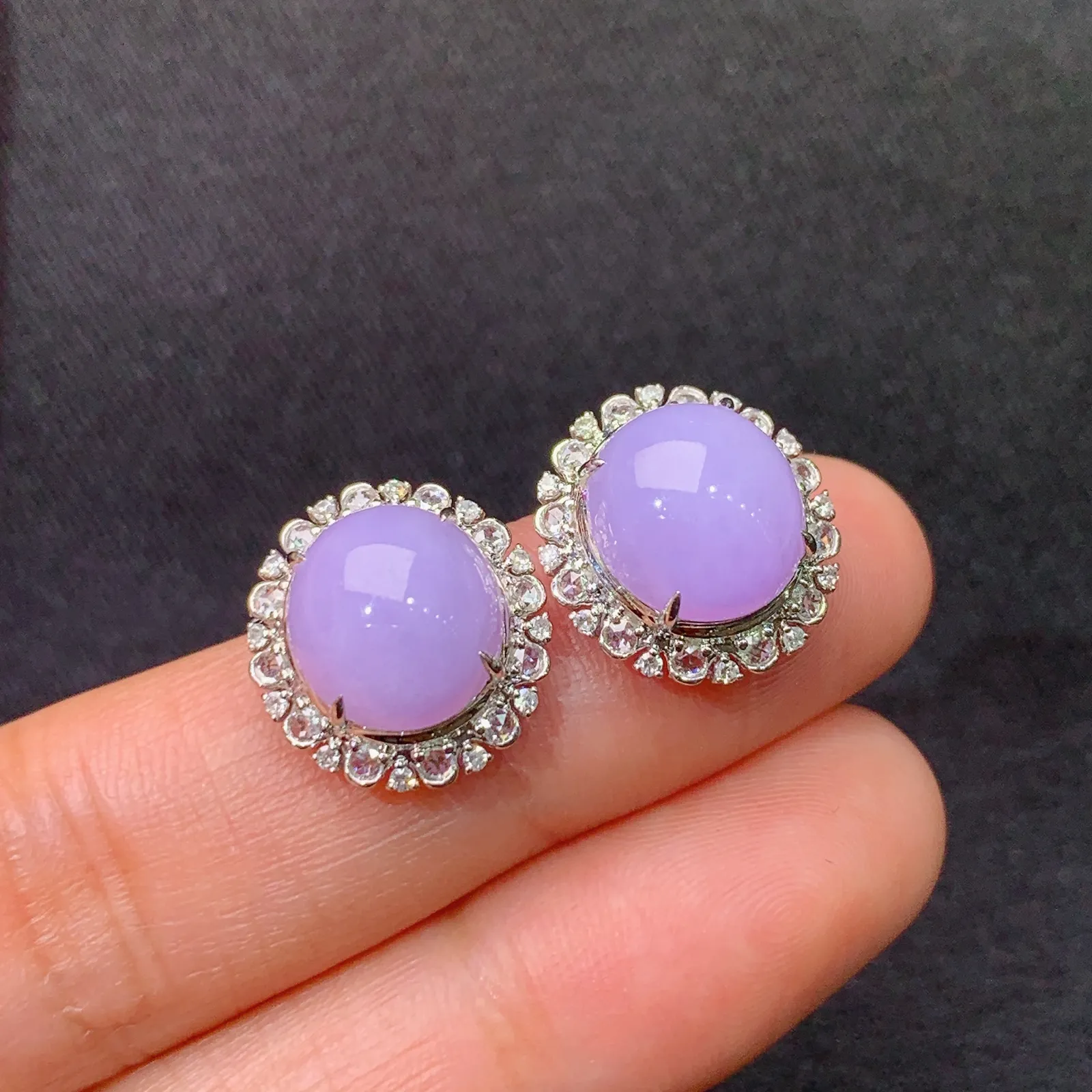 紫罗兰蛋面耳钉，18k金镶嵌，温润细腻，颜色浓郁，Mi 尺寸9.7*9*4.2