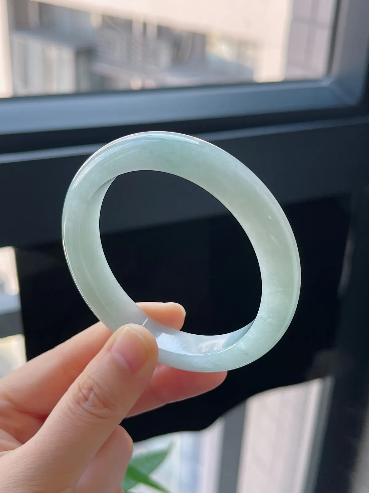 正圈54.6圈口，翡翠糯化种浅绿色手镯