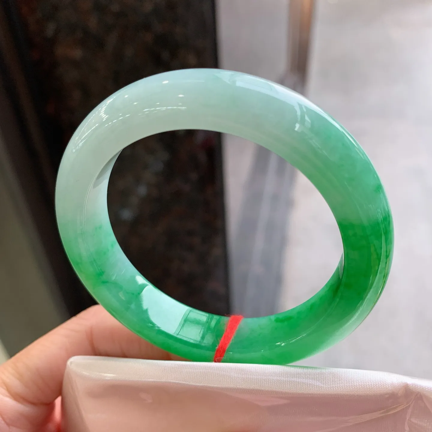 正圈飘绿 有条棉线 尺寸：55.8/12.2/9.2 色辣