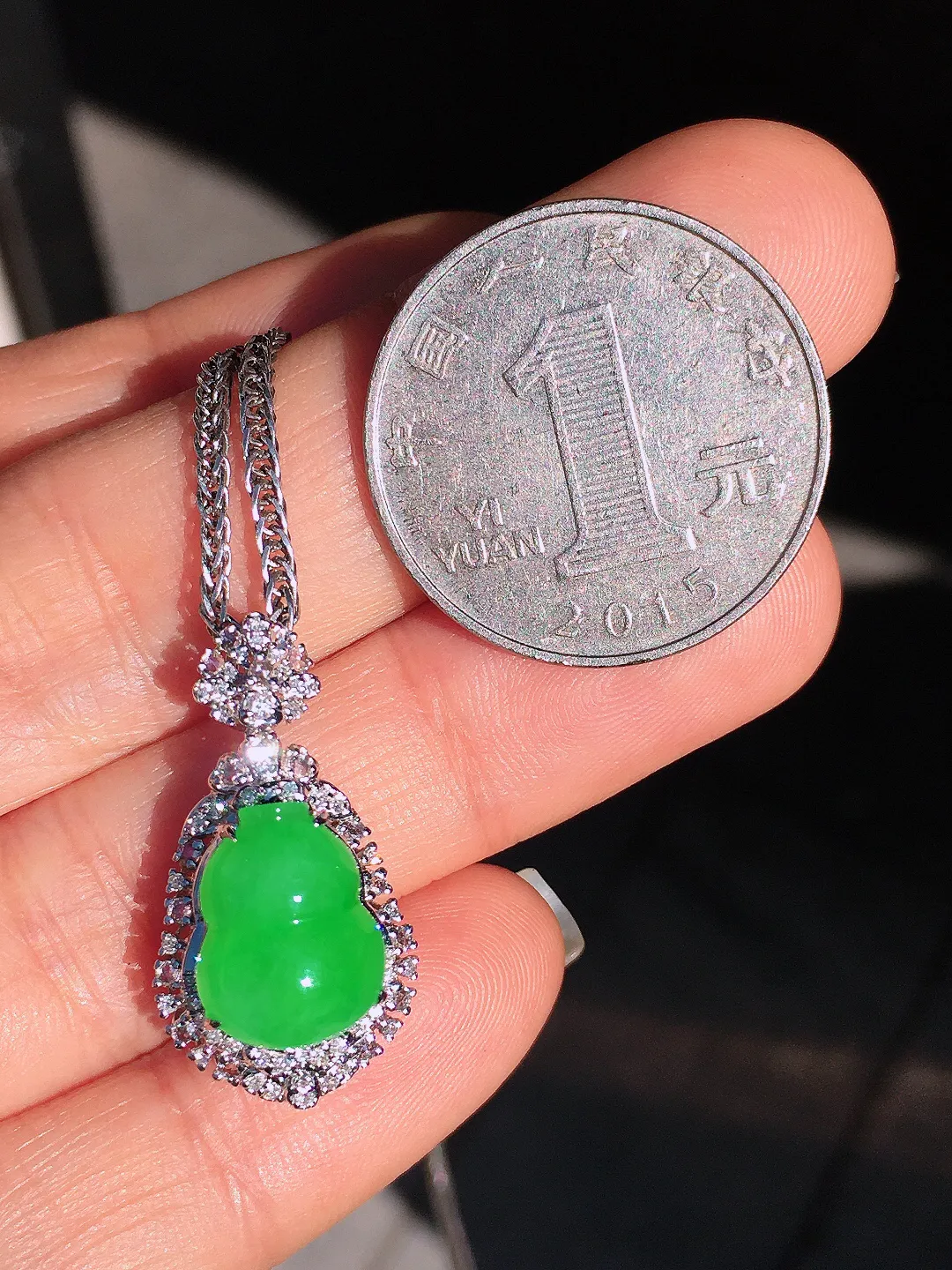 阳绿葫芦吊坠，色泽均匀艳丽，玉质细腻，荧光感超
强，饱满圆润，尽显优雅气质，18k
金豪华镶嵌