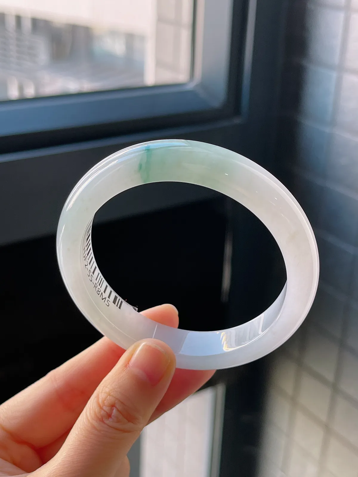 正圈57.8圈口，翡翠冰糯种飘绿手镯