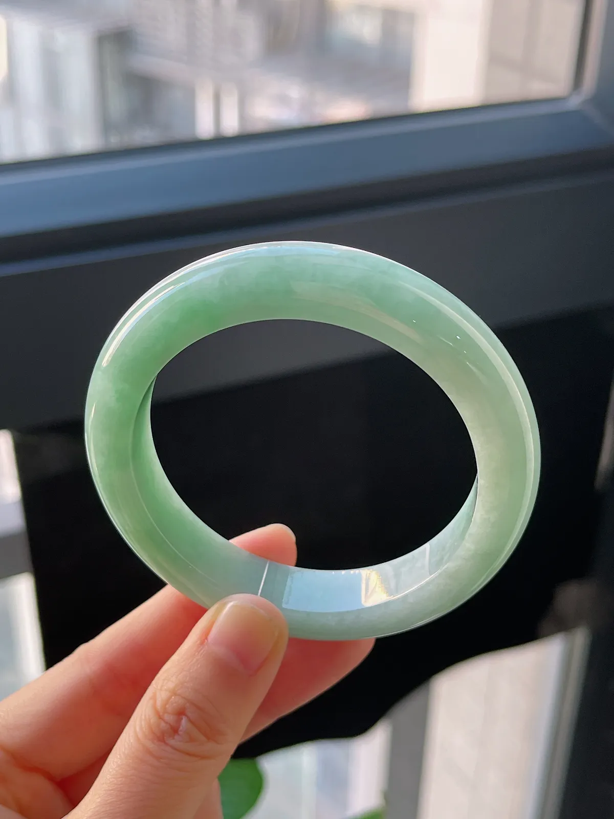 正圈55.6圈口，翡翠糯化种淡绿色手镯