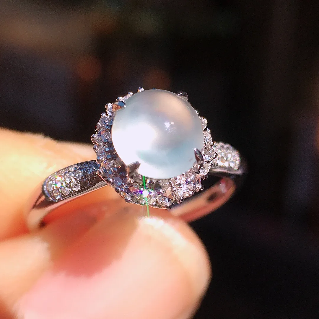 玻璃种蛋面戒指，玉质细腻，荧光感超
强，饱满圆润，尽显优雅气质，18k
金豪华镶嵌