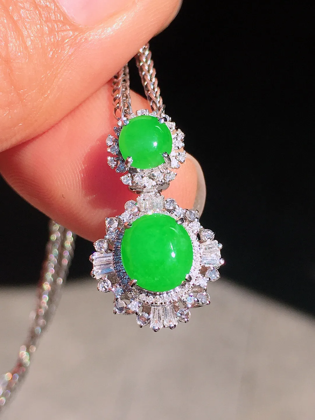 阳绿蛋面吊坠，色泽均匀艳丽，玉质细腻，荧光感超
强，饱满圆润，尽显优雅气质，18k
金豪华镶嵌