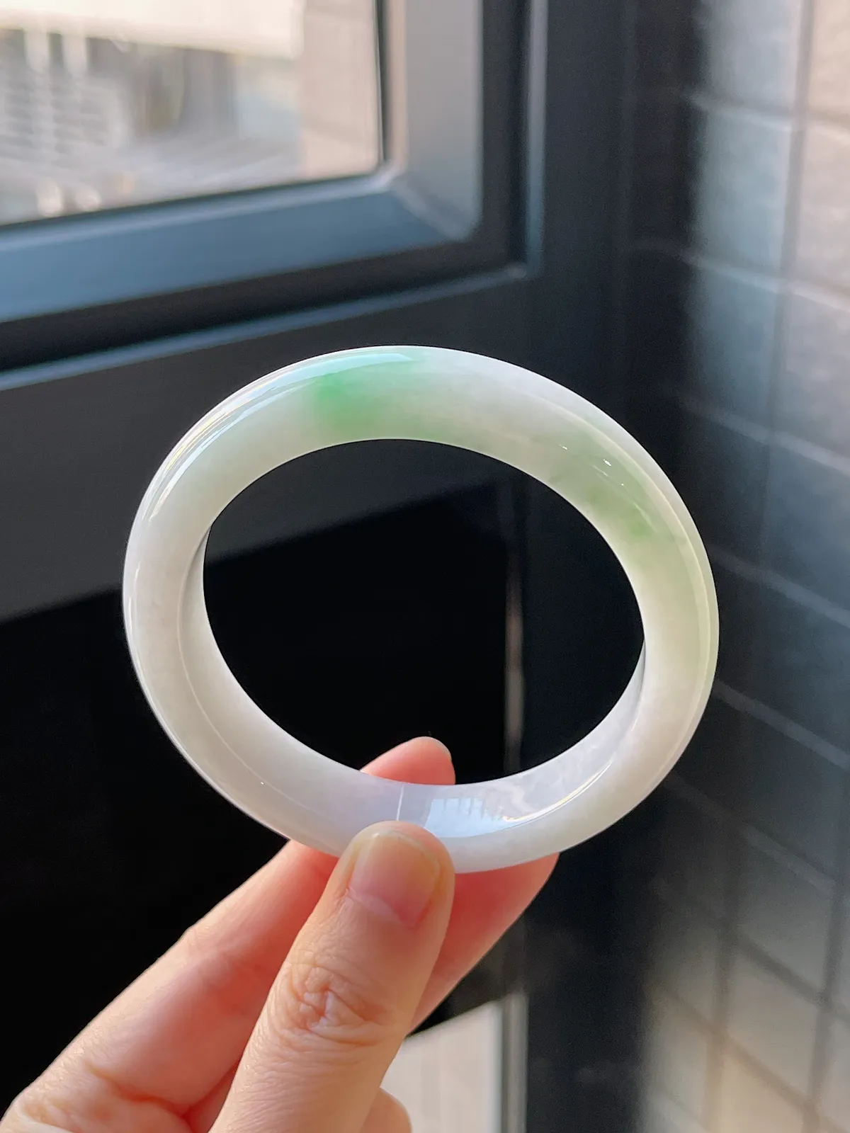 正圈56.2圈口，翡翠糯化种飘绿手镯，带镯心