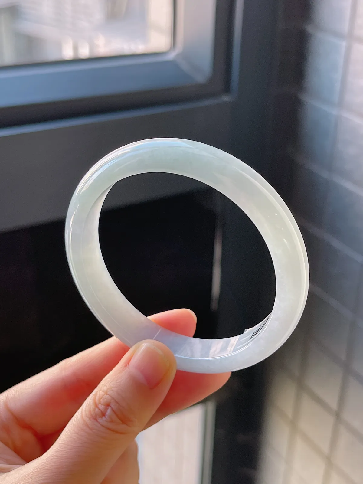 正圈56.6圈口，翡翠糯化种淡绿色手镯