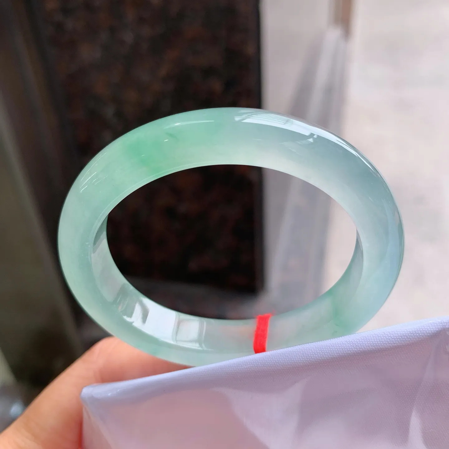 贵妃冰飘绿 无瑕 尺寸：51.3/45/11/7.8 起荧光