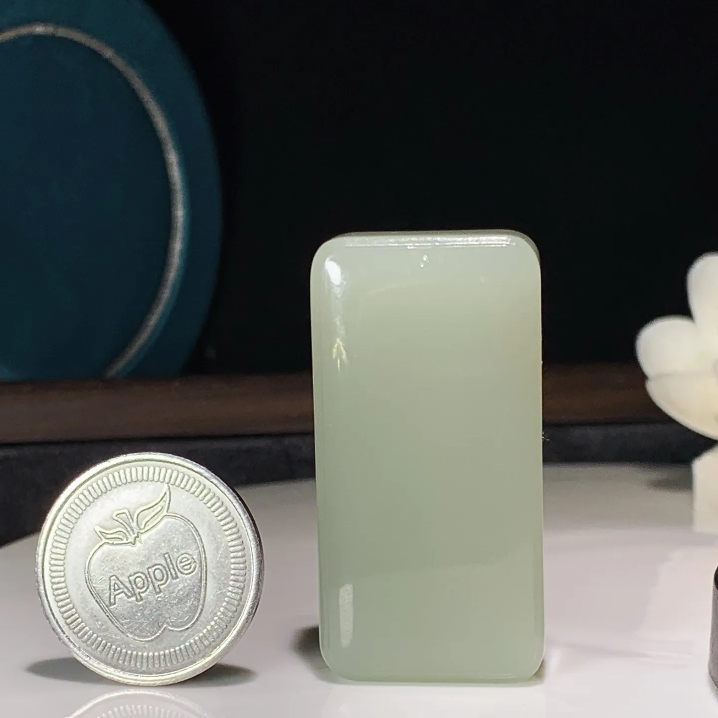 和田玉晴水平安无事牌挂件。尺寸48/25/11重36.5克 无裂无杂 玉质细腻油润 底色纯净 脂粉好，品质好。lt250106