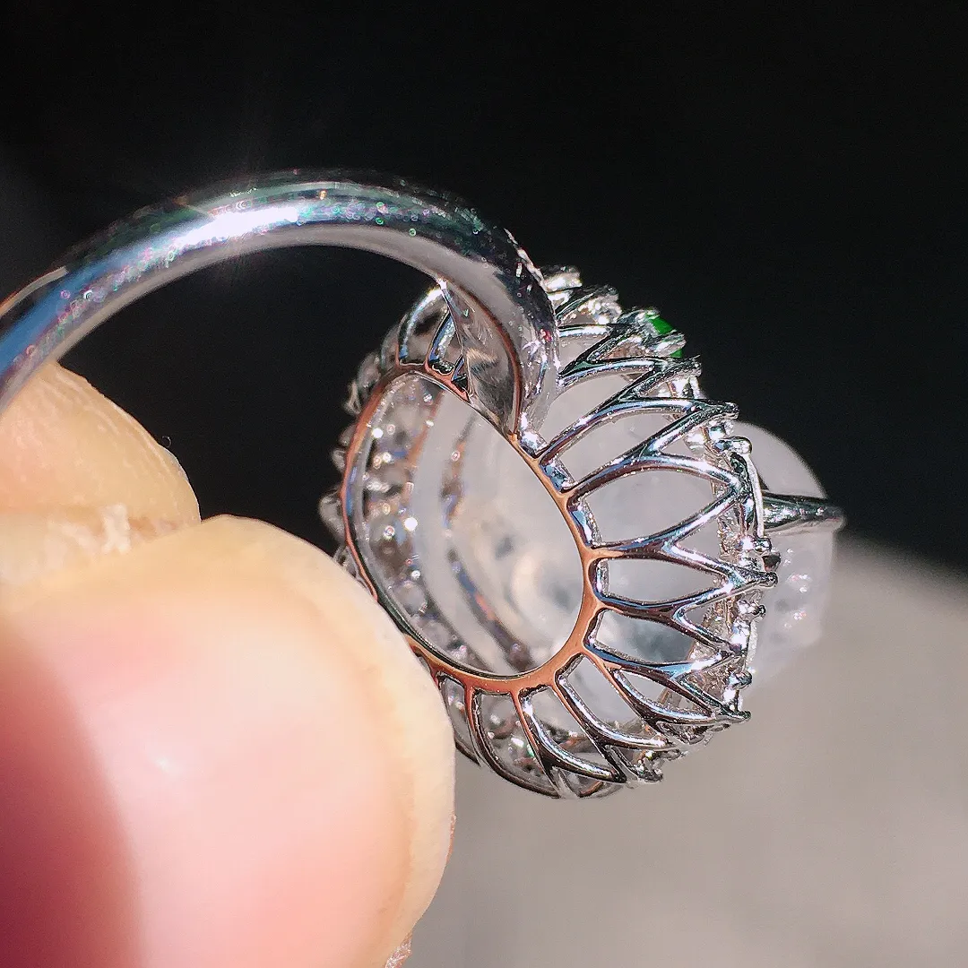 冰种貔貅戒指，玉质细腻，荧光感超
强，饱满圆润，尽显优雅气质，18k
金豪华镶嵌