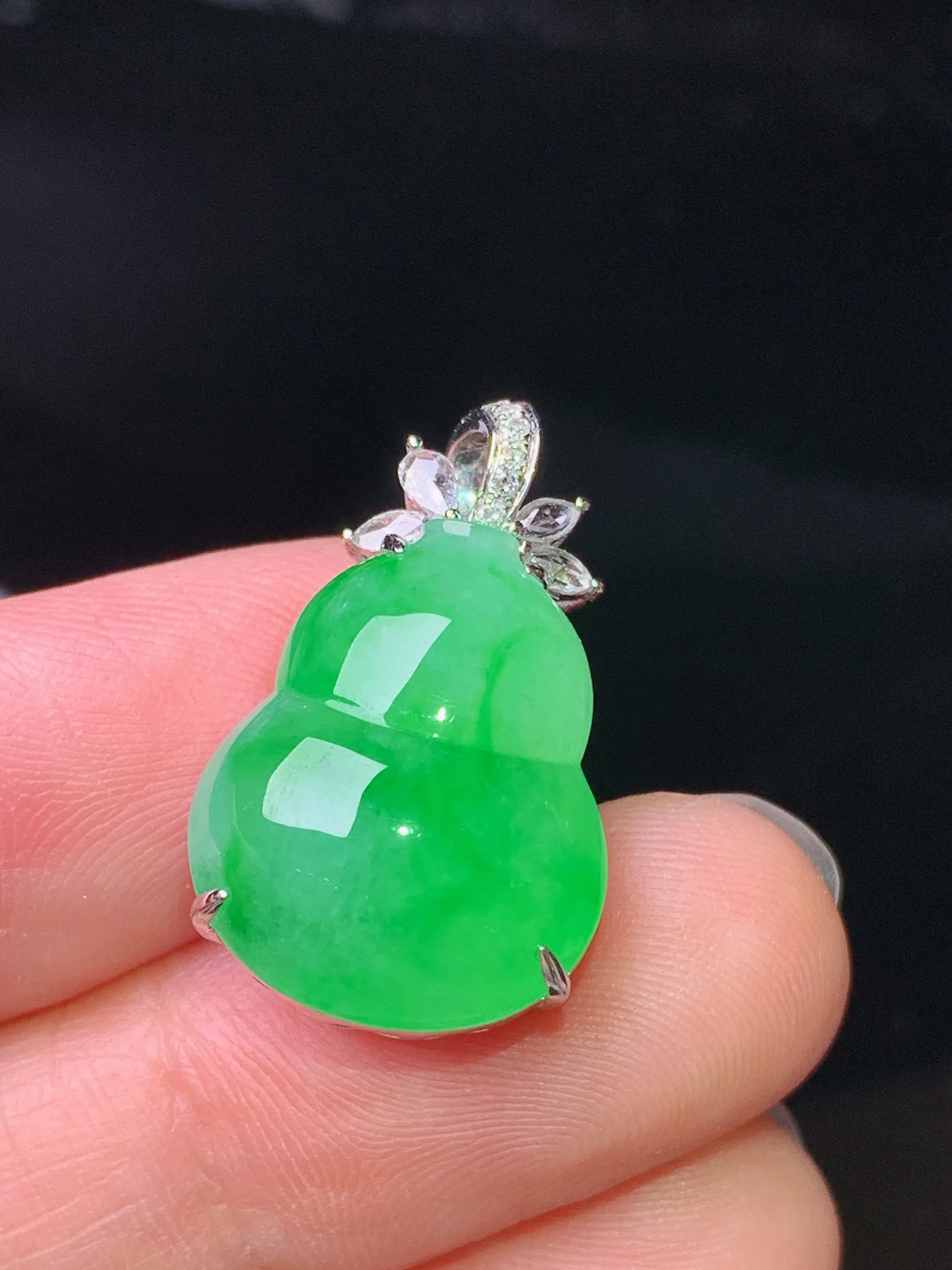 18k金钻镶嵌翠绿葫芦吊坠 玉质细腻 色泽艳丽清新 整体尺寸23.5*14.3*9.2