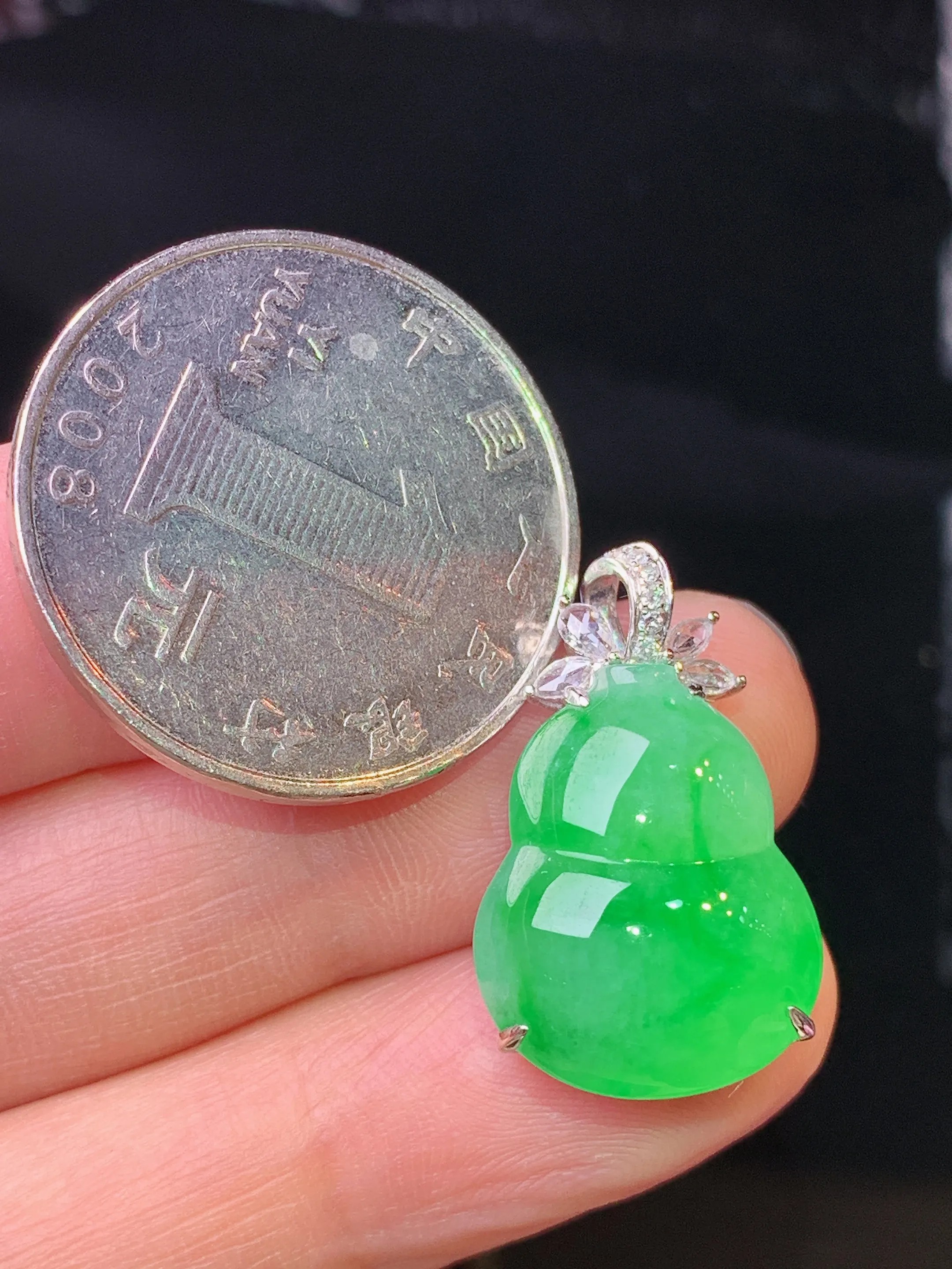 18k金钻镶嵌翠绿葫芦吊坠 玉质细腻 色泽艳丽清新 整体尺寸23.5*14.3*9.2