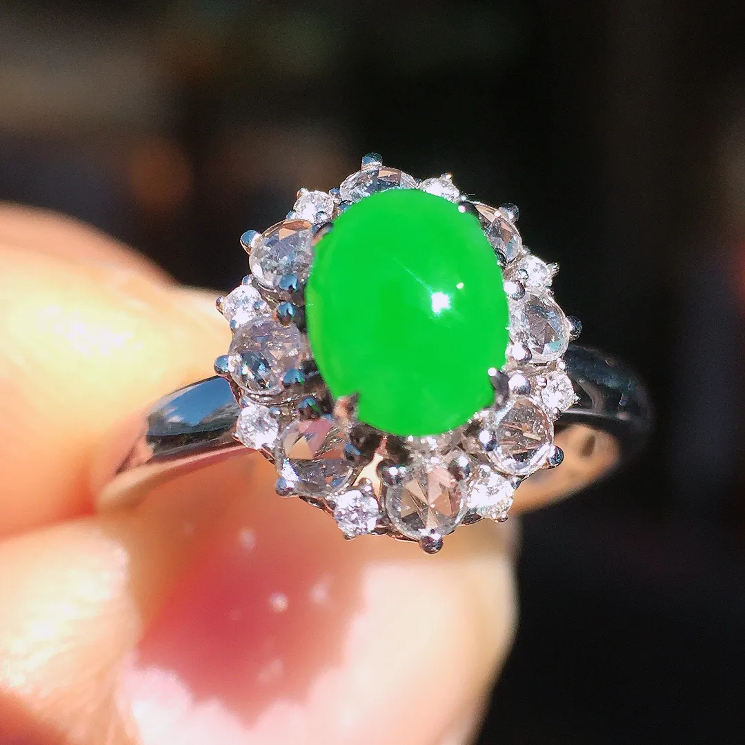 阳绿蛋面戒指，色泽均匀艳丽，玉质细腻，荧光感超
强，饱满圆润，尽显优雅气质，18k
金豪华镶嵌