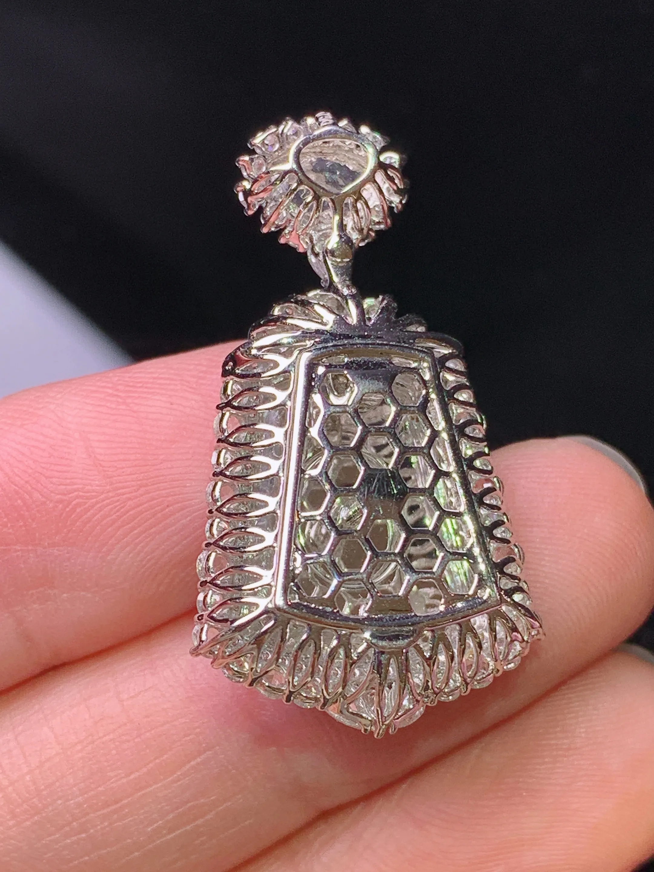 18k金钻镶嵌满绿无事牌吊坠 玉质细腻 色泽艳丽清新 整体尺寸33*18.5*7.6