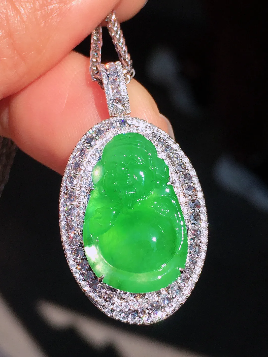 阳绿【财神爷】吊坠，色泽均匀艳丽，玉质细腻，荧光感超
强，饱满圆润，尽显优雅气质，18k
金豪华镶嵌