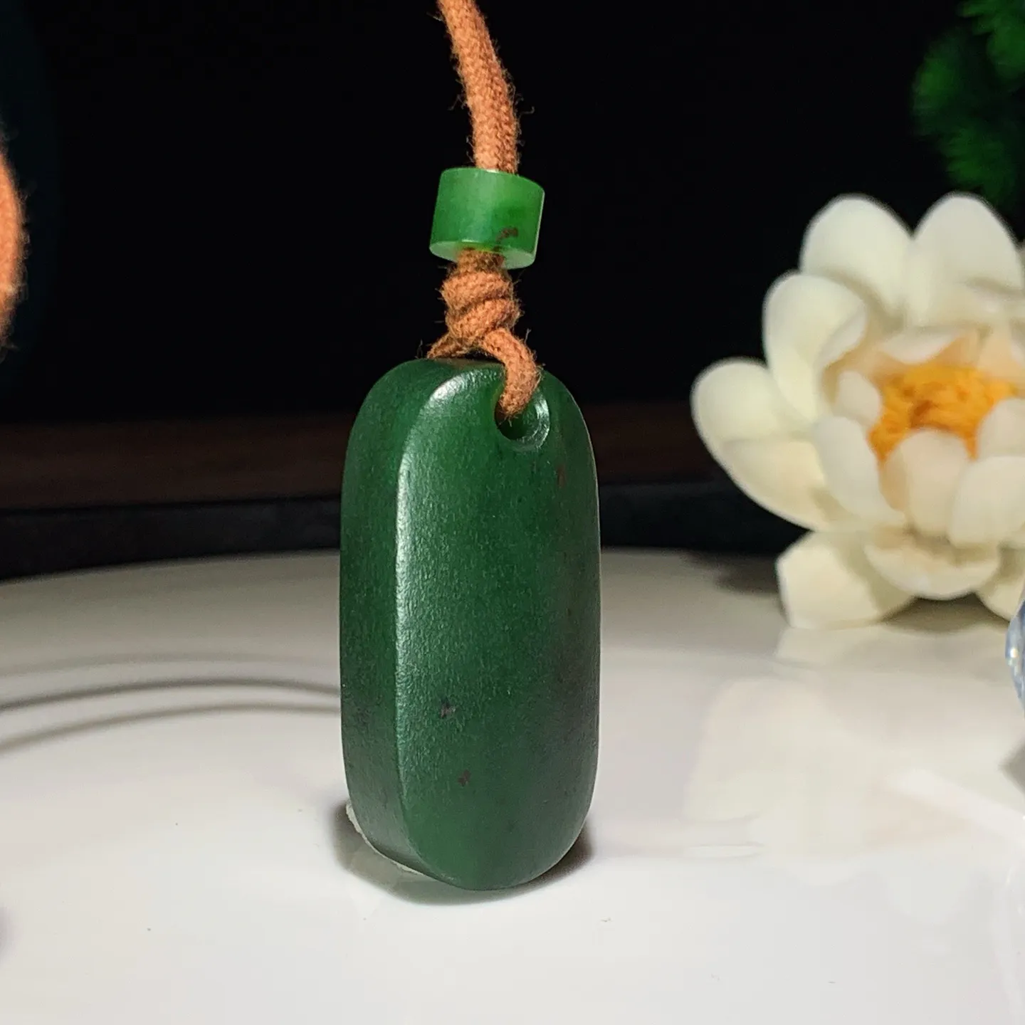 和田玉菠菜绿俄罗斯碧玉平安无事牌挂件。尺寸39/19/15重25.5克 无裂无杂 玉质细腻油润 底色