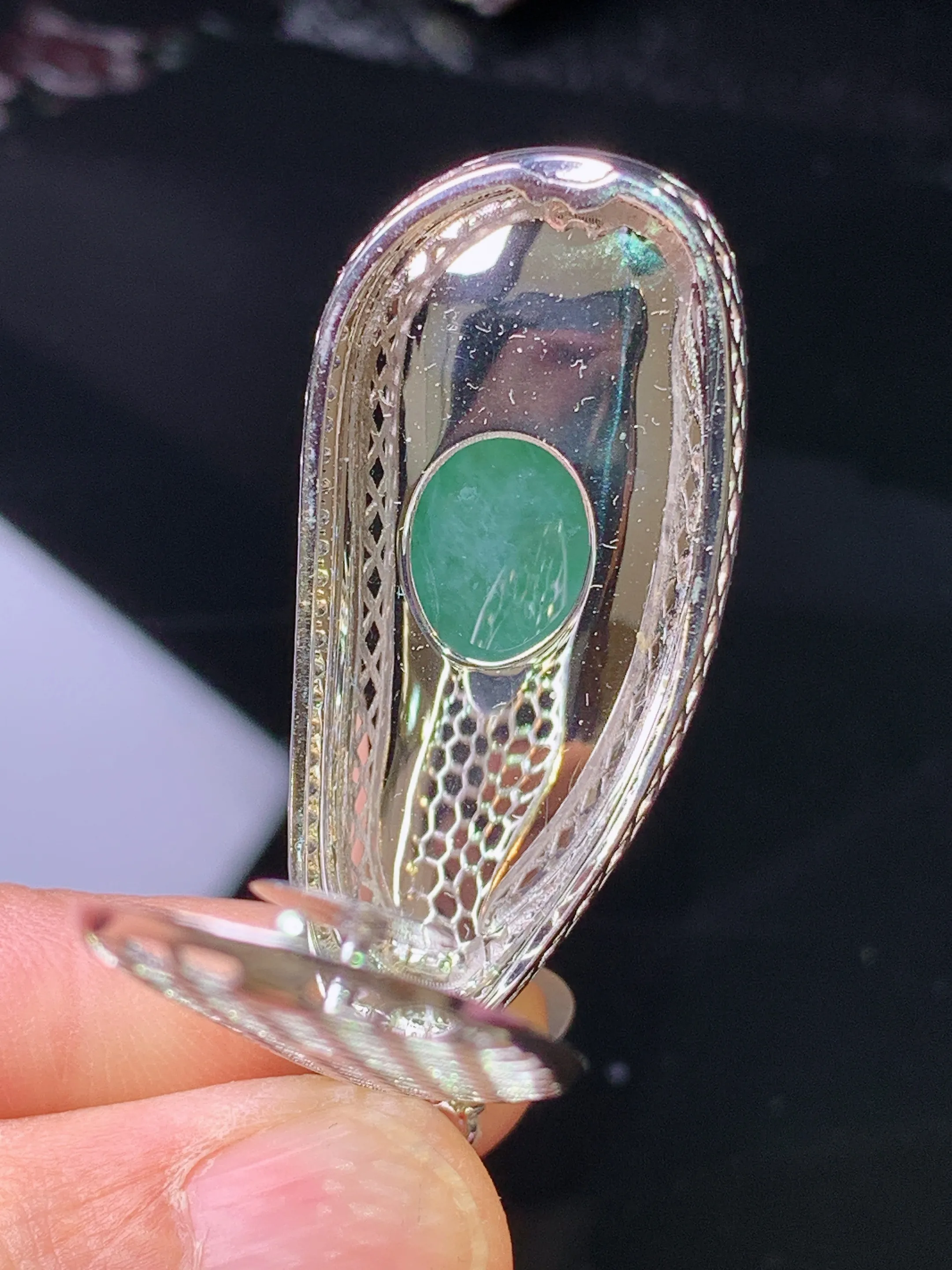 18k金钻镶嵌翠绿福瓜吊坠 玉质细腻 色泽艳丽清新 整体尺寸47.8*18.8*12.8