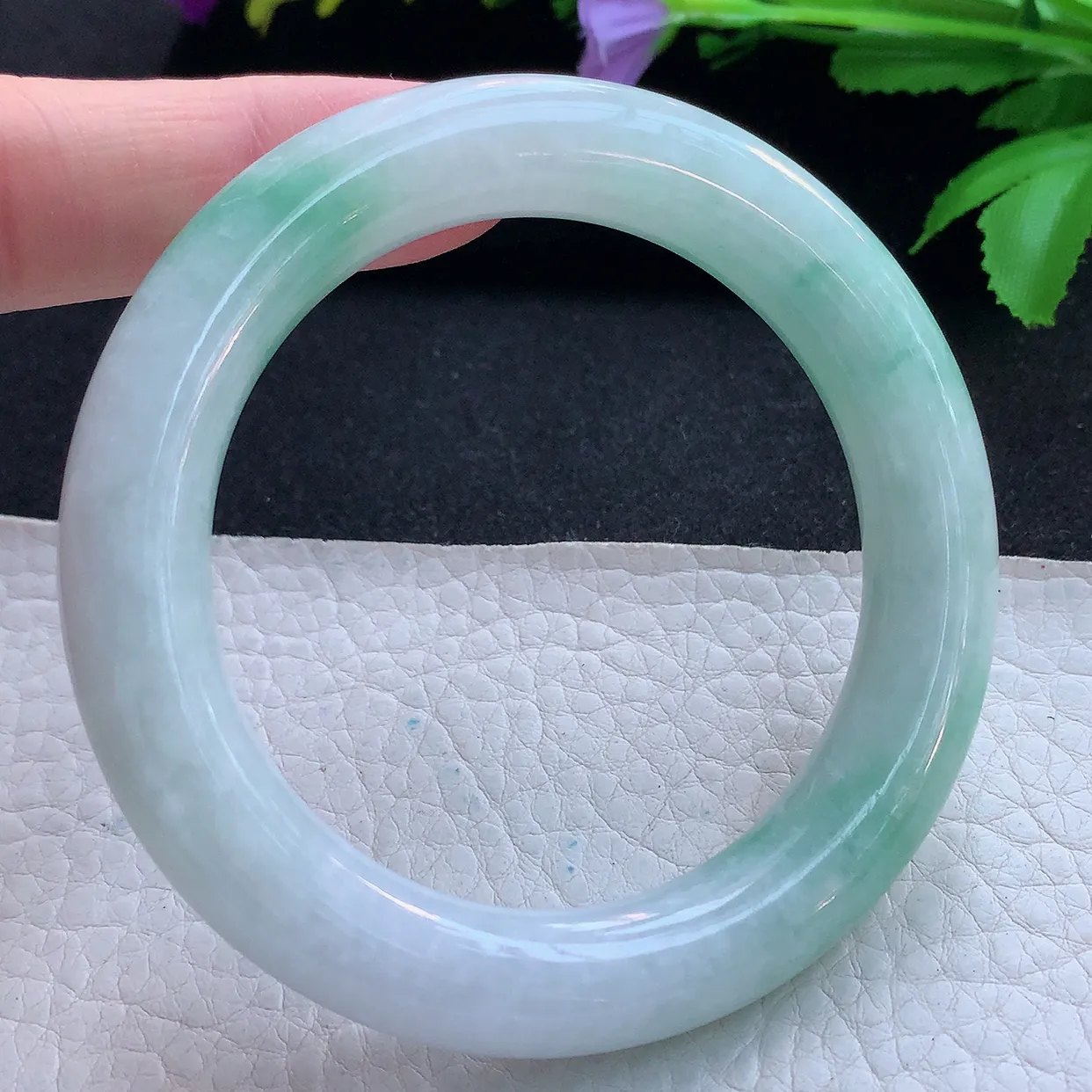 hy实拍55*11.3胖圆镯 天然缅甸翡翠玉手镯飘绿花水润圆条玉手环