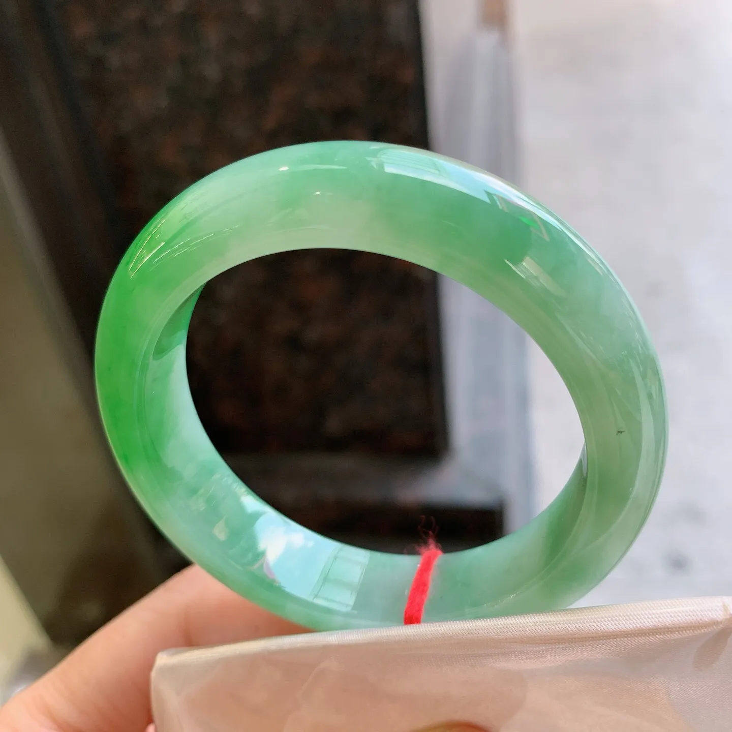 正圈飘绿 无瑕 尺寸：52/13.1/8.9 细腻