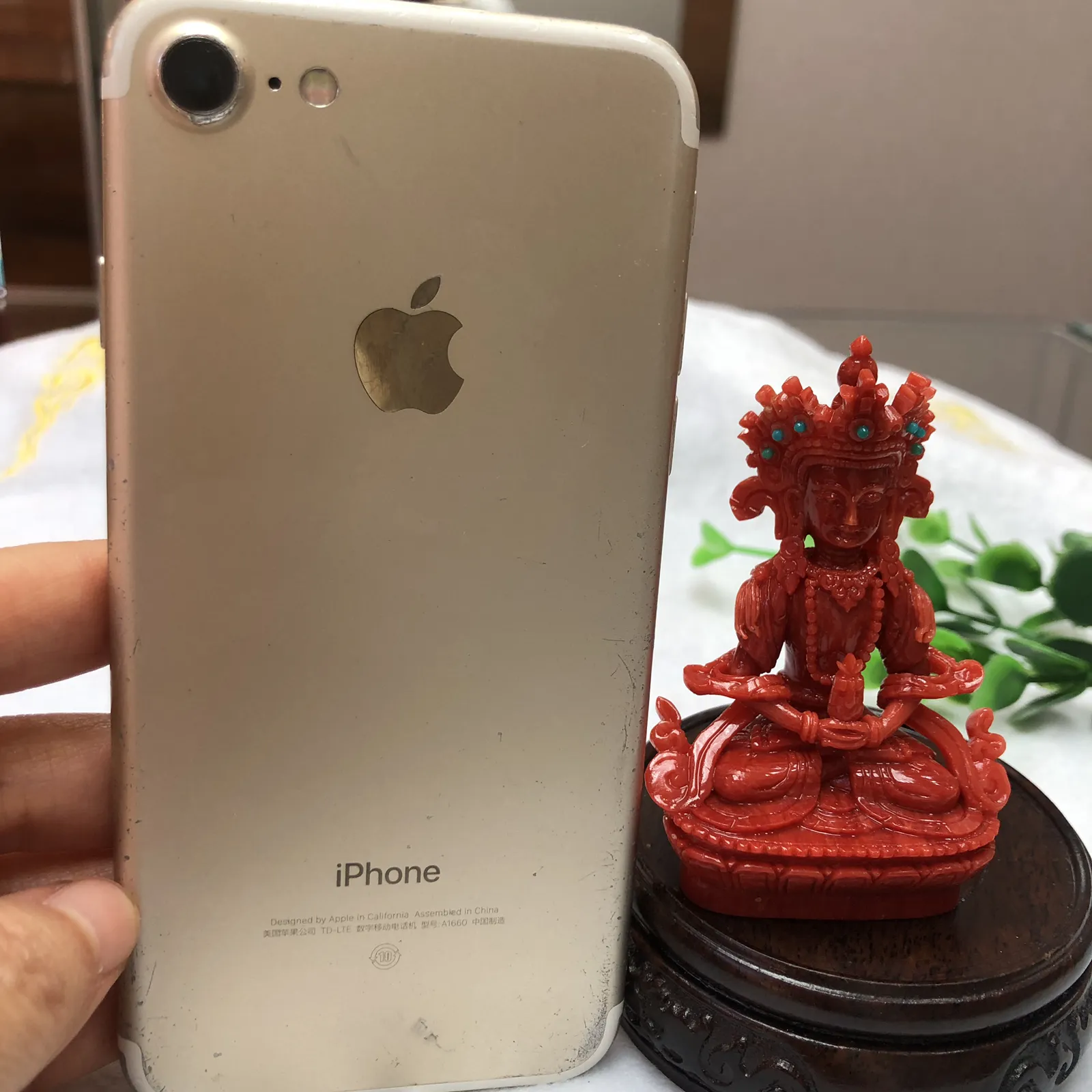 【红珊瑚长寿佛小摆件】可用作手持供奉，家庭供奉，工艺制作复杂精良，材料为意大利深红沙丁料，台湾拼接工艺，细节处理精细，佛身肌肤红色，盘发成髻戴五佛宝冠，上穿天衣，下著绸裙，神态庄严，双手结禅定印于膝上，托长寿宝瓶，双足以金刚双跏趺安住于莲花月轮上。底部开孔可藏经文！期待有缘人！佛高77.5毫米，宽50.4毫米，厚31.5毫米，重量54.32克，珊瑚本为佛教珍宝，珊瑚佛更近佛缘，可加持！