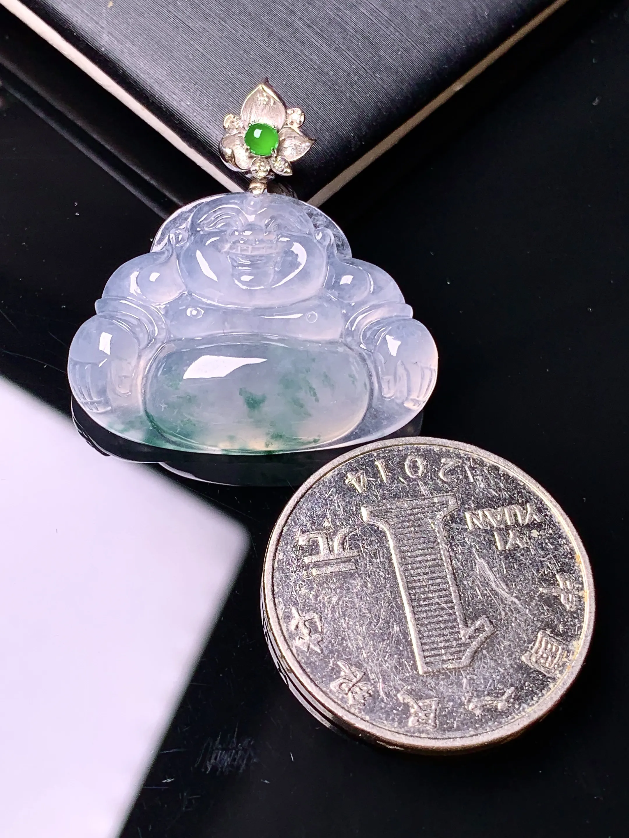 18k金镶嵌飘绿佛公吊坠 玉质细腻 色泽艳丽清新 整体尺寸29.6*28.7*6.7