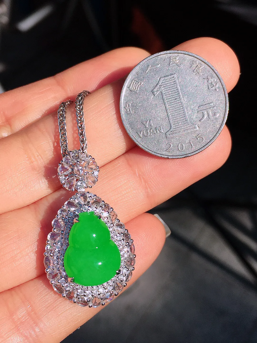 阳绿葫芦吊坠，色泽均匀艳丽，玉质细腻，荧光感超
强，饱满圆润，尽显优雅气质，18k
金豪华镶嵌