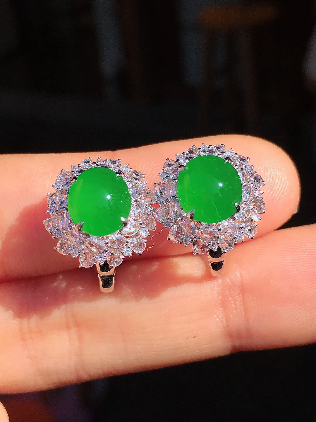 阳绿蛋面套装（耳钉+戒指），色泽均匀艳丽，玉质细腻，荧光感超
强，饱满圆润，尽显优雅气质，18k
金豪华镶嵌