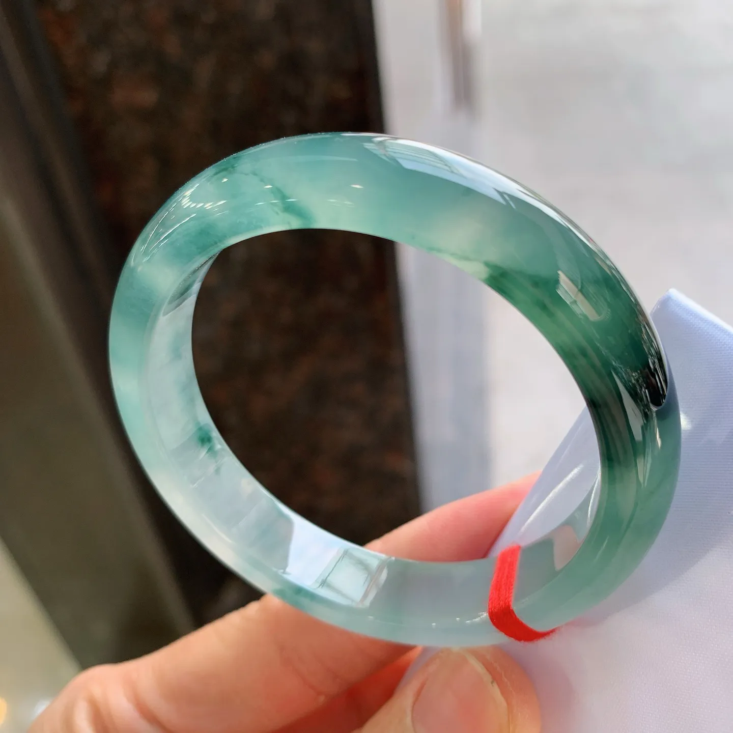 正圈冰飘花 无瑕 尺寸：55/12.1/7.8 起荧光