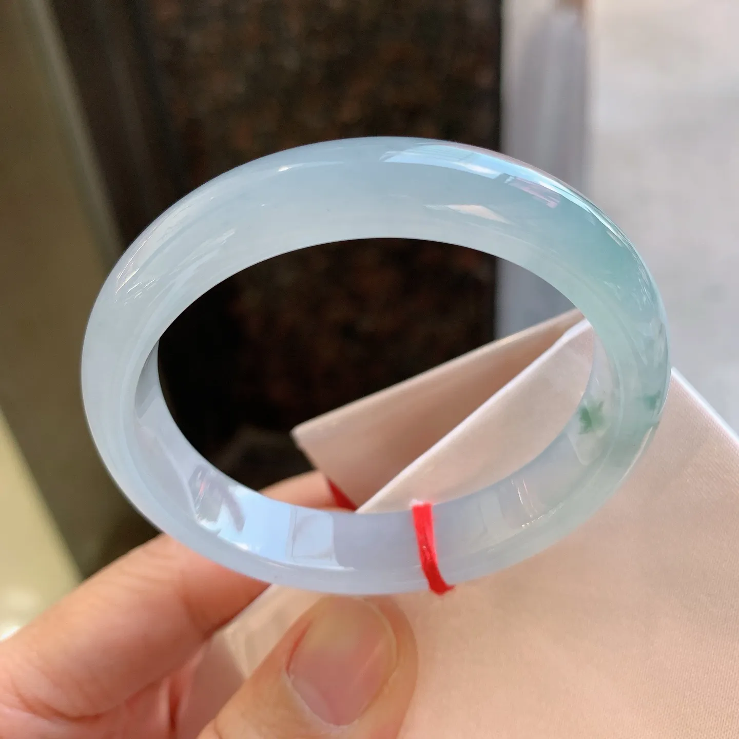 贵妃冰飘花 无瑕 尺寸：53/47/11.6/7.3 小圈口