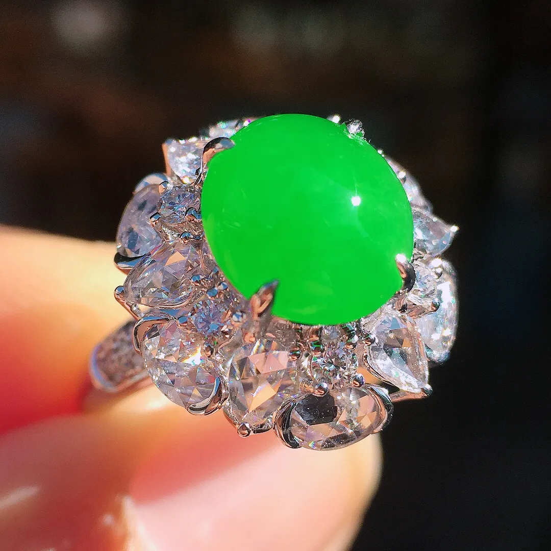 阳绿蛋面戒指，色泽均匀艳丽，玉质细腻，荧光感超
强，饱满圆润，尽显优雅气质，18k
金豪华镶嵌