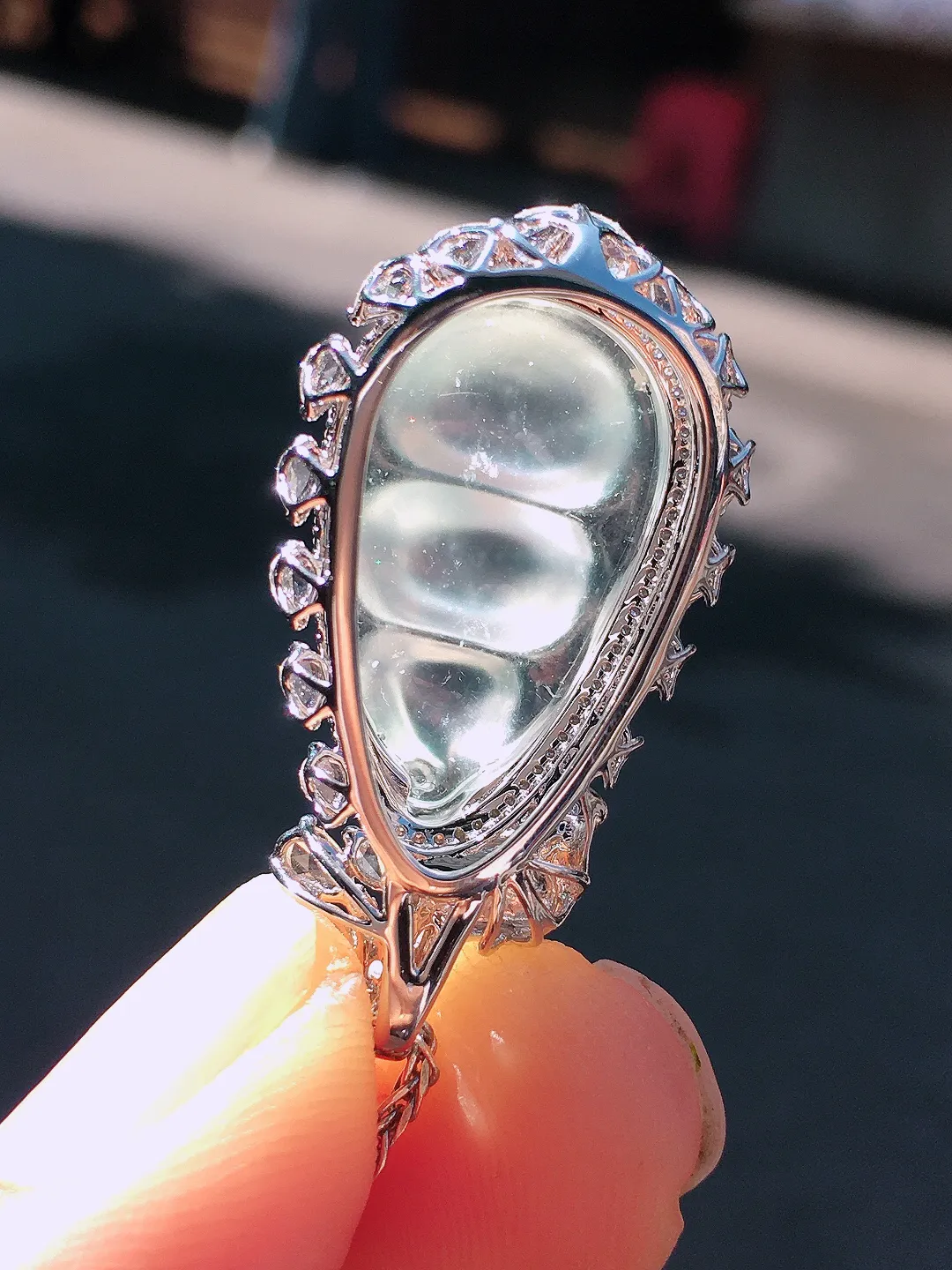 玻璃种福豆吊坠，玉质细腻，荧光感超
强，饱满圆润，尽显优雅气质，18k
金豪华镶嵌