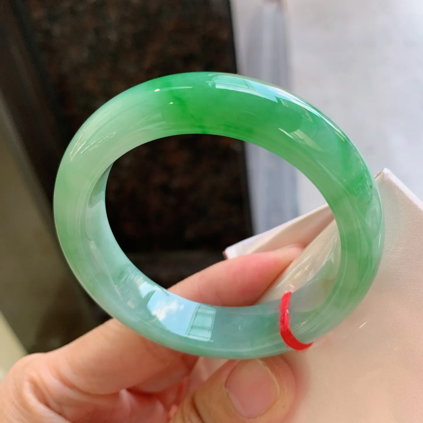 正圈飘绿 无瑕 尺寸：52/13.1/8.9 细腻