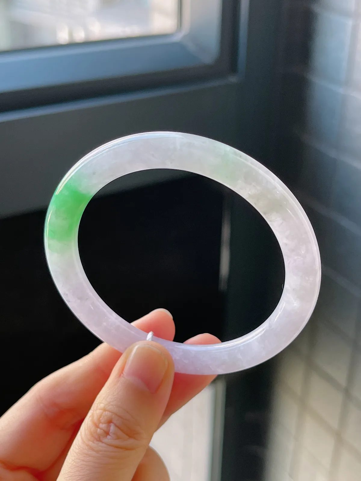 圆镯53.3圈口，翡翠冰糯种飘绿手镯