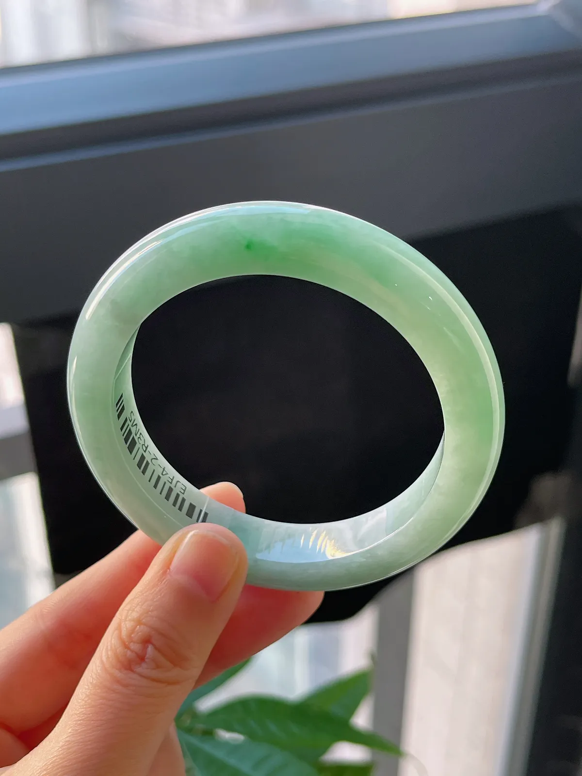 正圈55.6圈口，翡翠糯化种淡绿色手镯