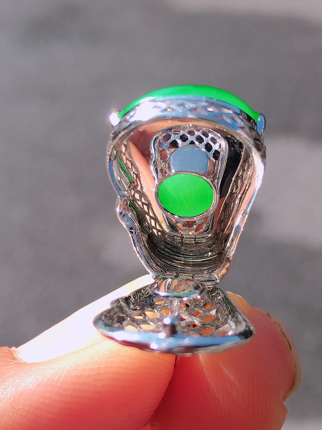 阳绿福瓜吊坠，色泽均匀艳丽，玉质细腻，荧光感超
强，饱满圆润，尽显优雅气质，18k
金豪华镶嵌