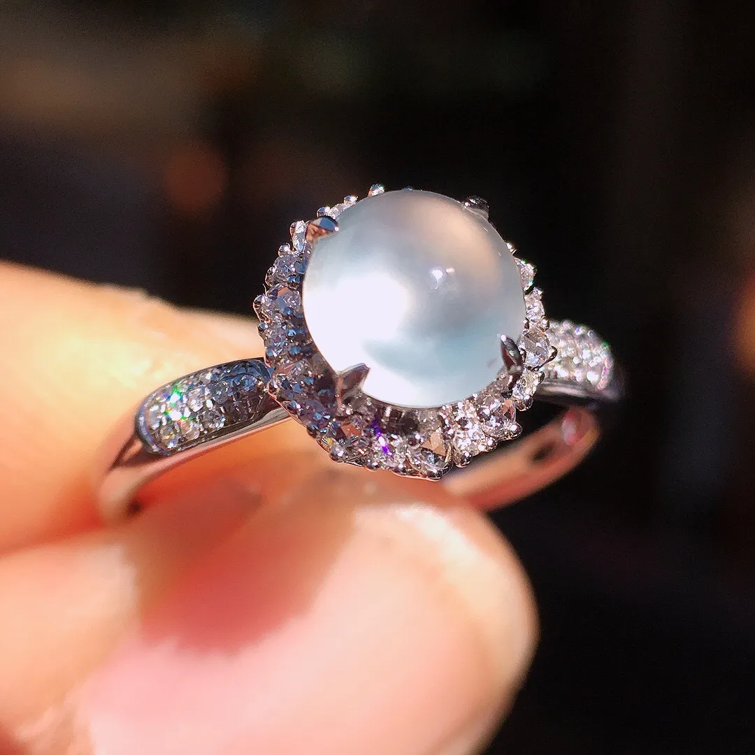 玻璃种蛋面戒指，玉质细腻，荧光感超
强，饱满圆润，尽显优雅气质，18k
金豪华镶嵌