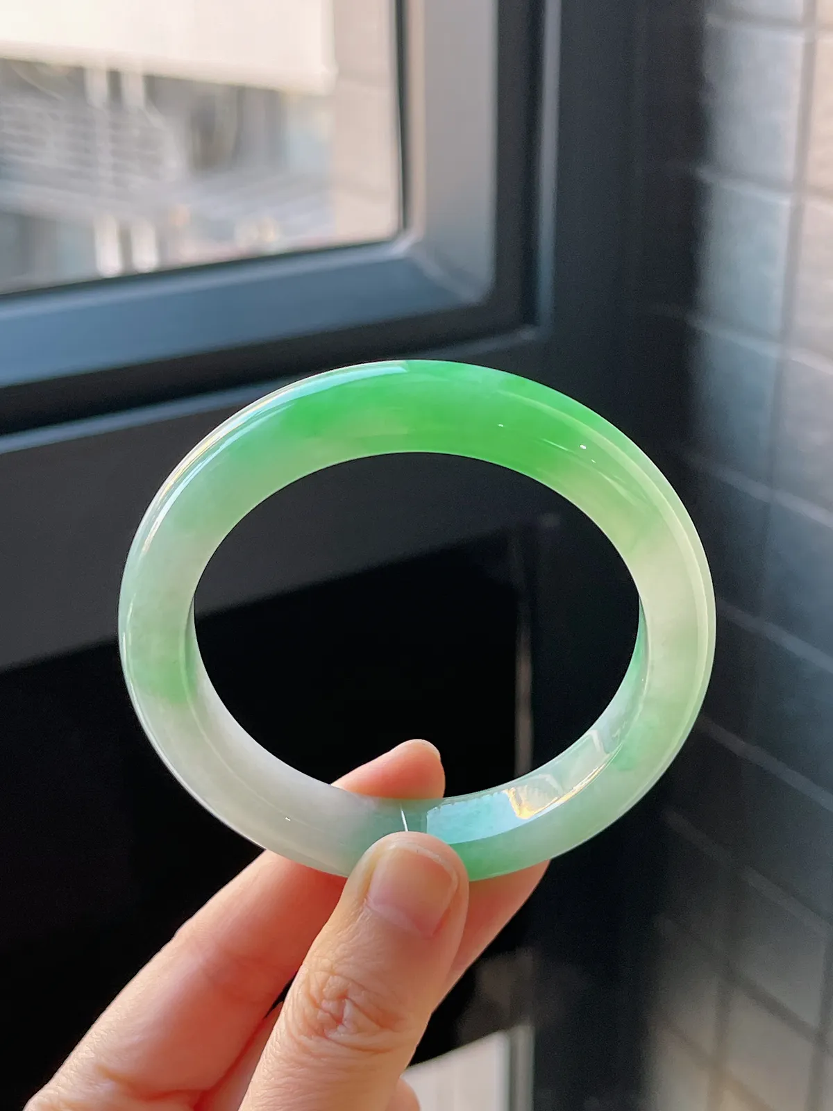 正圈56.8圈口，翡翠冰糯种飘绿手镯