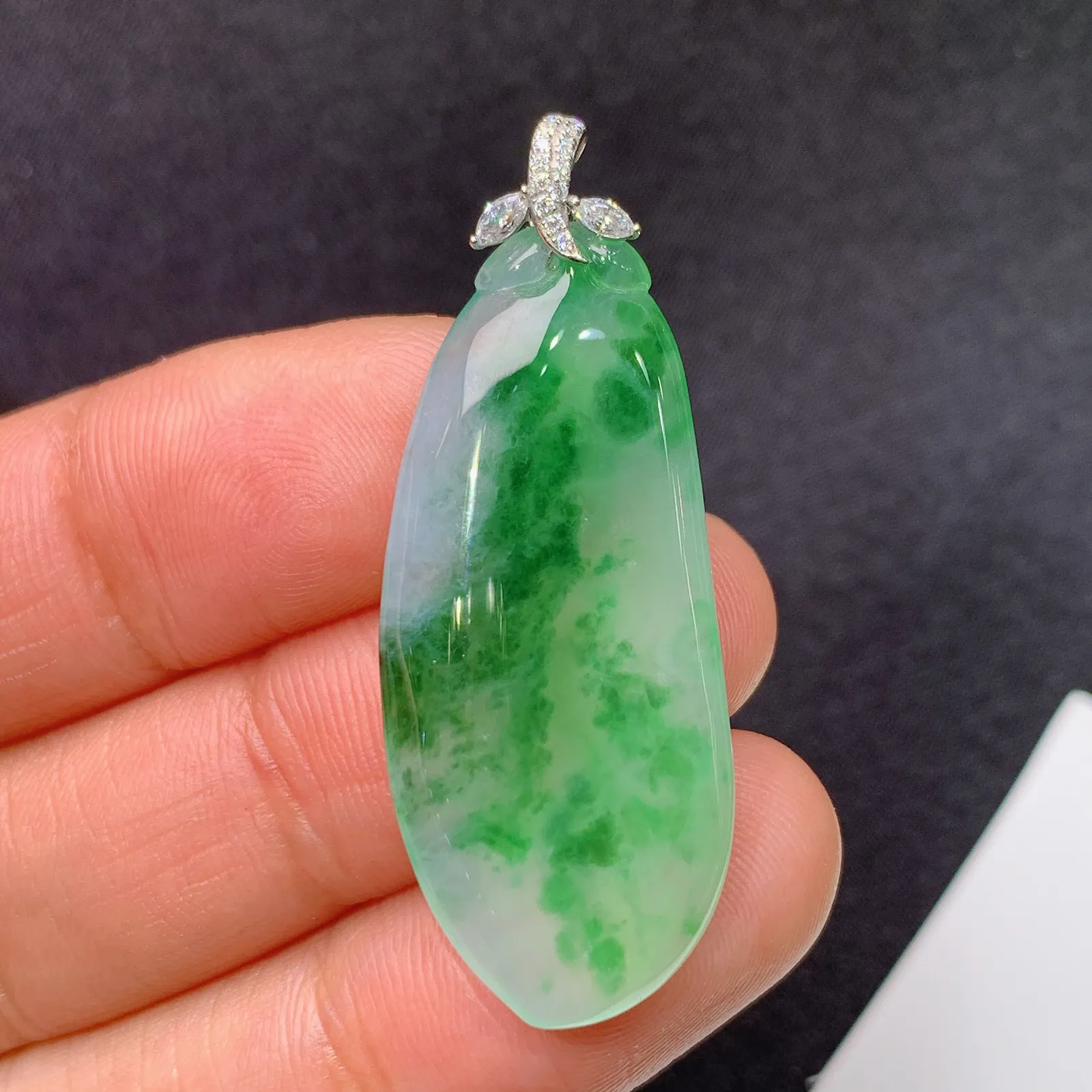 冰飘绿福瓜吊坠，18k金镶嵌，冰润色阳，玉质细腻，种水足，Xz 尺寸39.3*14.8*4.2