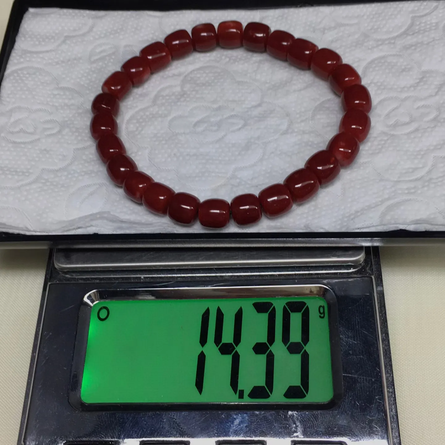 【天然日本阿卡赤血牛血红珊瑚7.1mm老型桶珠单手串】️遇不可求！日本产地，阿卡材料，赤血牛血红颜色，光泽柔润透亮，直径约7.1-6.6mm，重量14.39克，珊瑚本为佛教珍宝，来自深海千年生长，有生长纹，属于有机宝石，气场强大，稀少珍贵！每粒均为天然无添加无修补！少虫眼少白芯！收藏精品！传承宝贝！