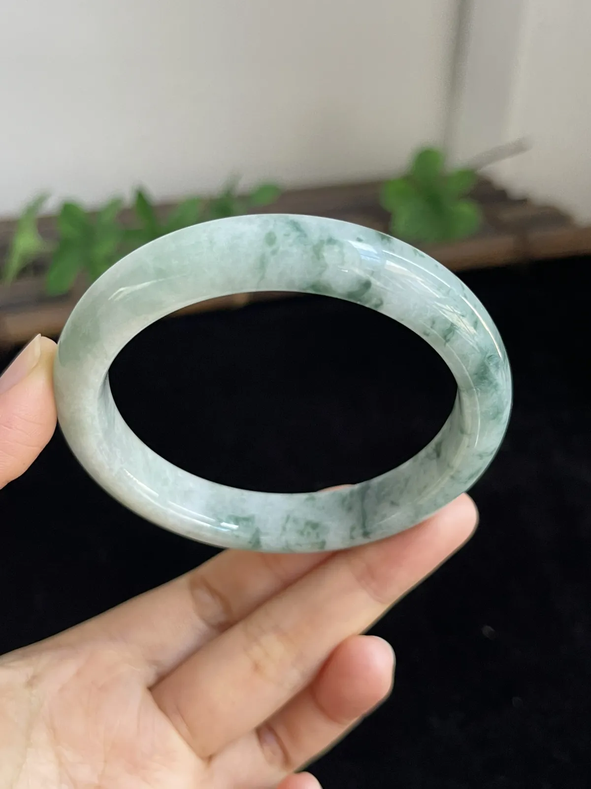 正圈56.2圈口，翡翠糯化种飘绿正手镯