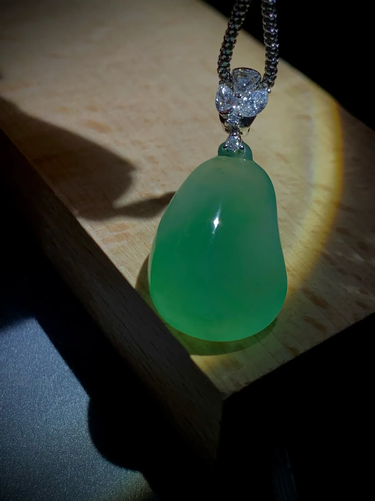 翡翠福瓜，31.5-裸石23.5-16-9.5mm，
18K金，南非钻，6.2g，不配图链