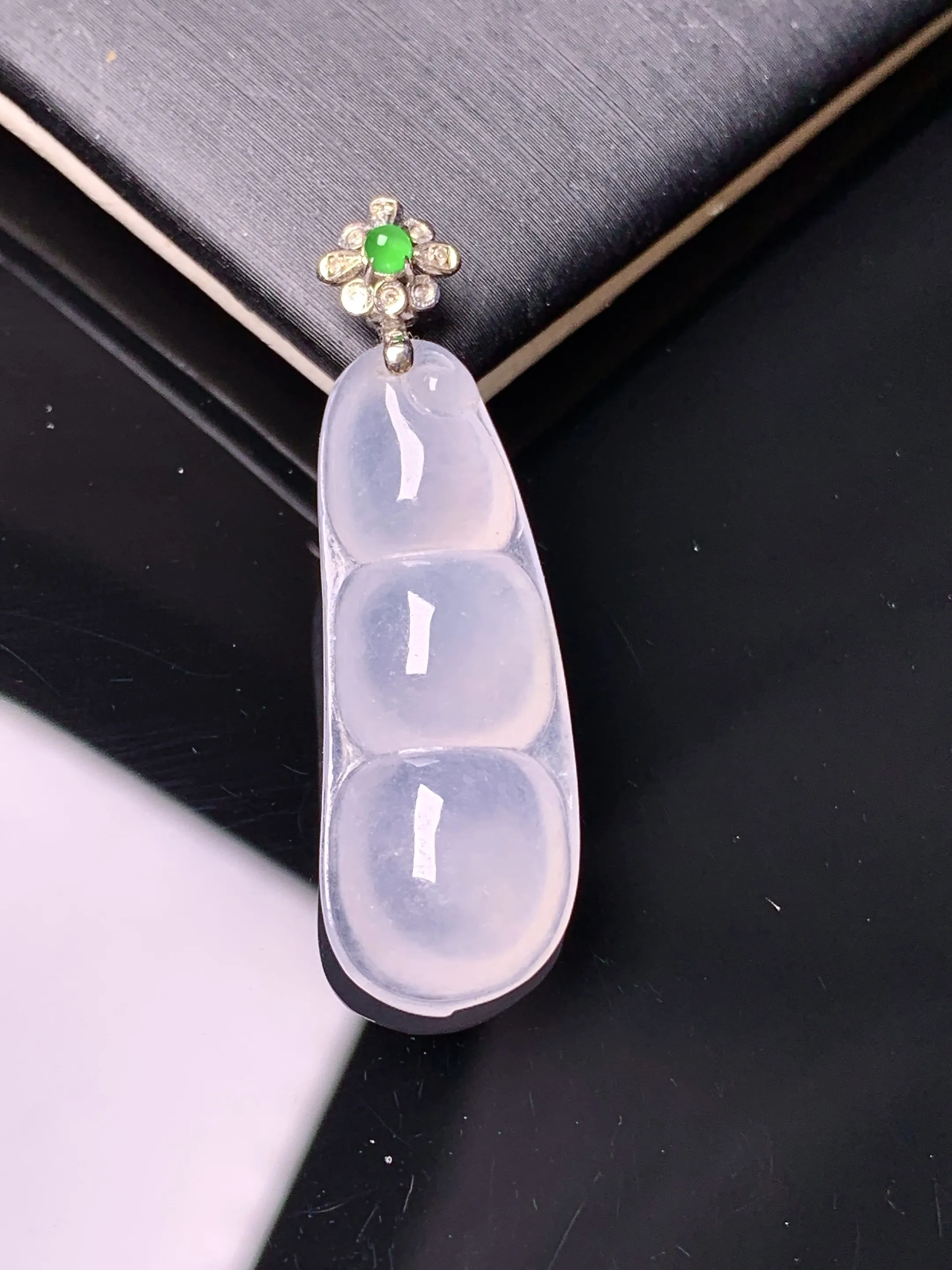 18k金镶嵌冰种四季豆吊坠 玉质细腻 色泽艳丽清新 整体尺寸36.8*11.2*5.5