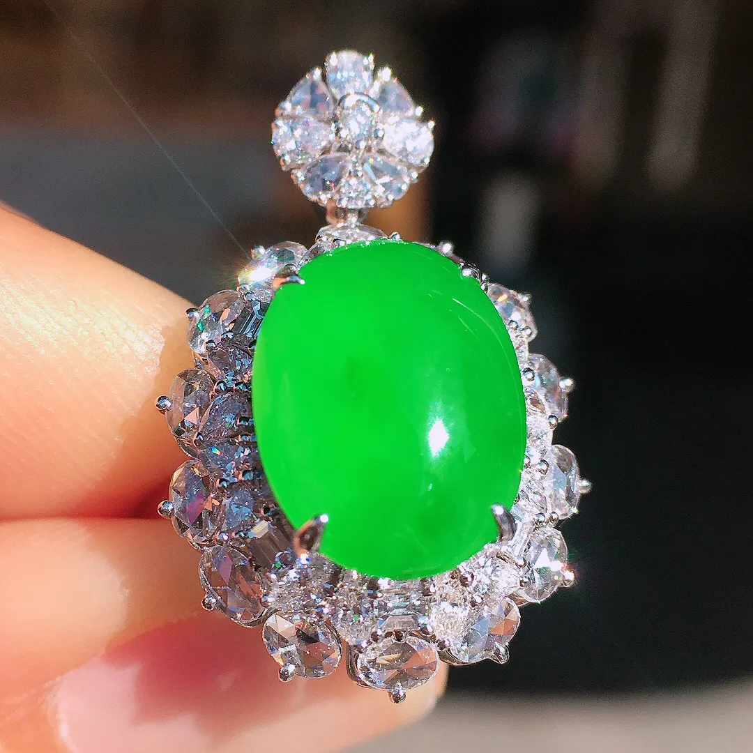 阳绿蛋面戒指/吊坠两用款，色泽均匀艳丽，玉质细腻，荧光感超
强，饱满圆润，尽显优雅气质，18k
金豪华镶嵌