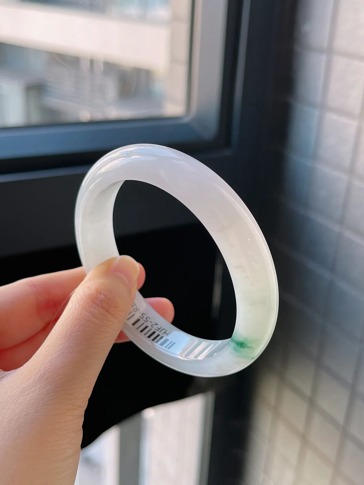 正圈57.8圈口，翡翠冰糯种飘绿手镯