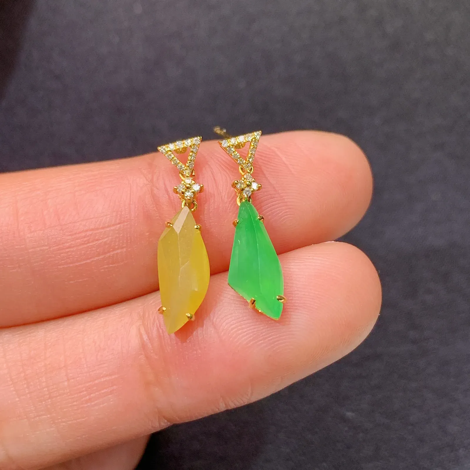 冰黄阳绿随形耳坠，AB款，18k金镶嵌，冰润鲜艳，种水足，Wx 尺寸11.2*4.2*3