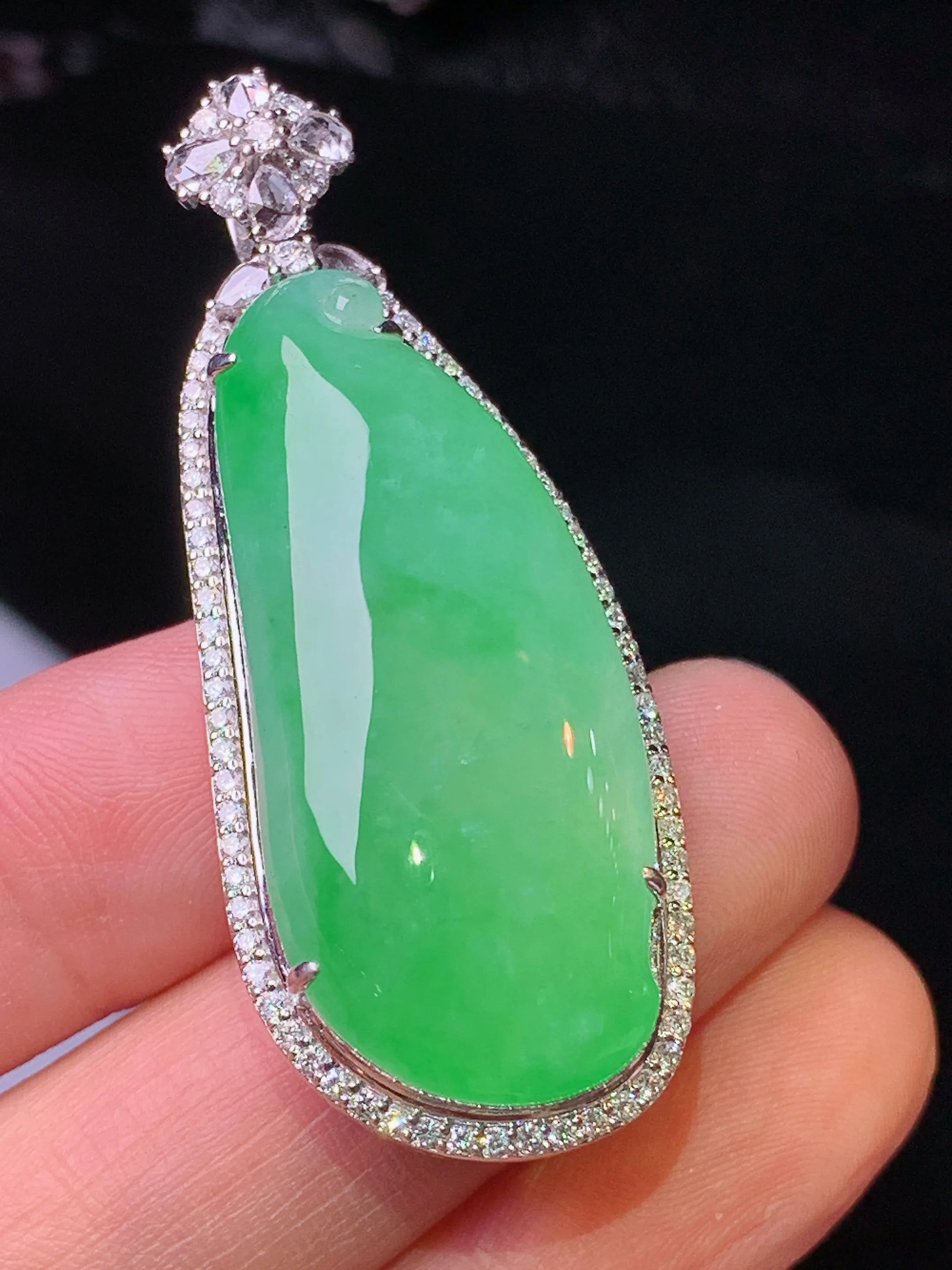 18k金钻镶嵌翠绿福瓜吊坠 玉质细腻 色泽艳丽清新 整体尺寸47.8*18.8*12.8