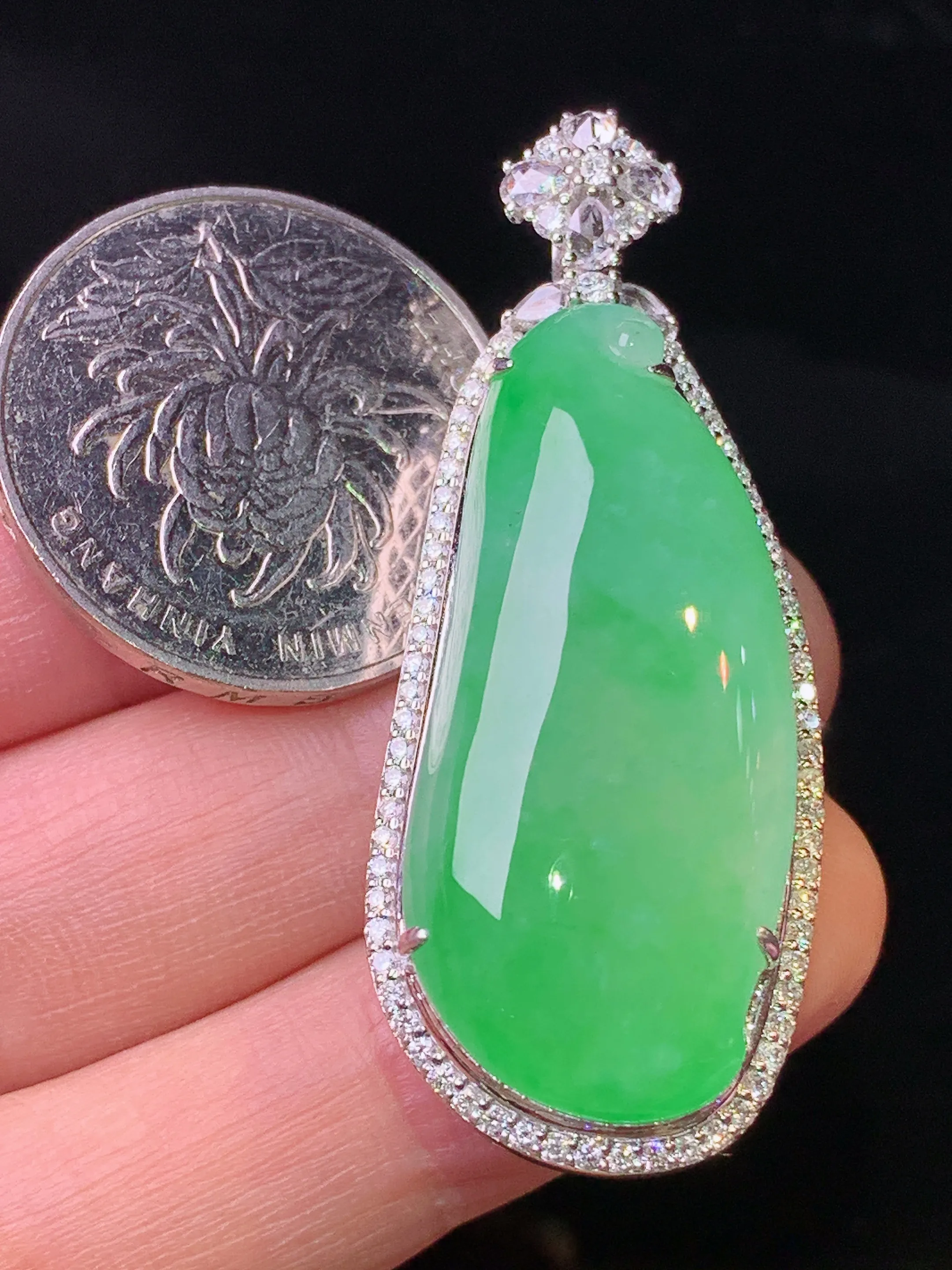 18k金钻镶嵌翠绿福瓜吊坠 玉质细腻 色泽艳丽清新 整体尺寸47.8*18.8*12.8