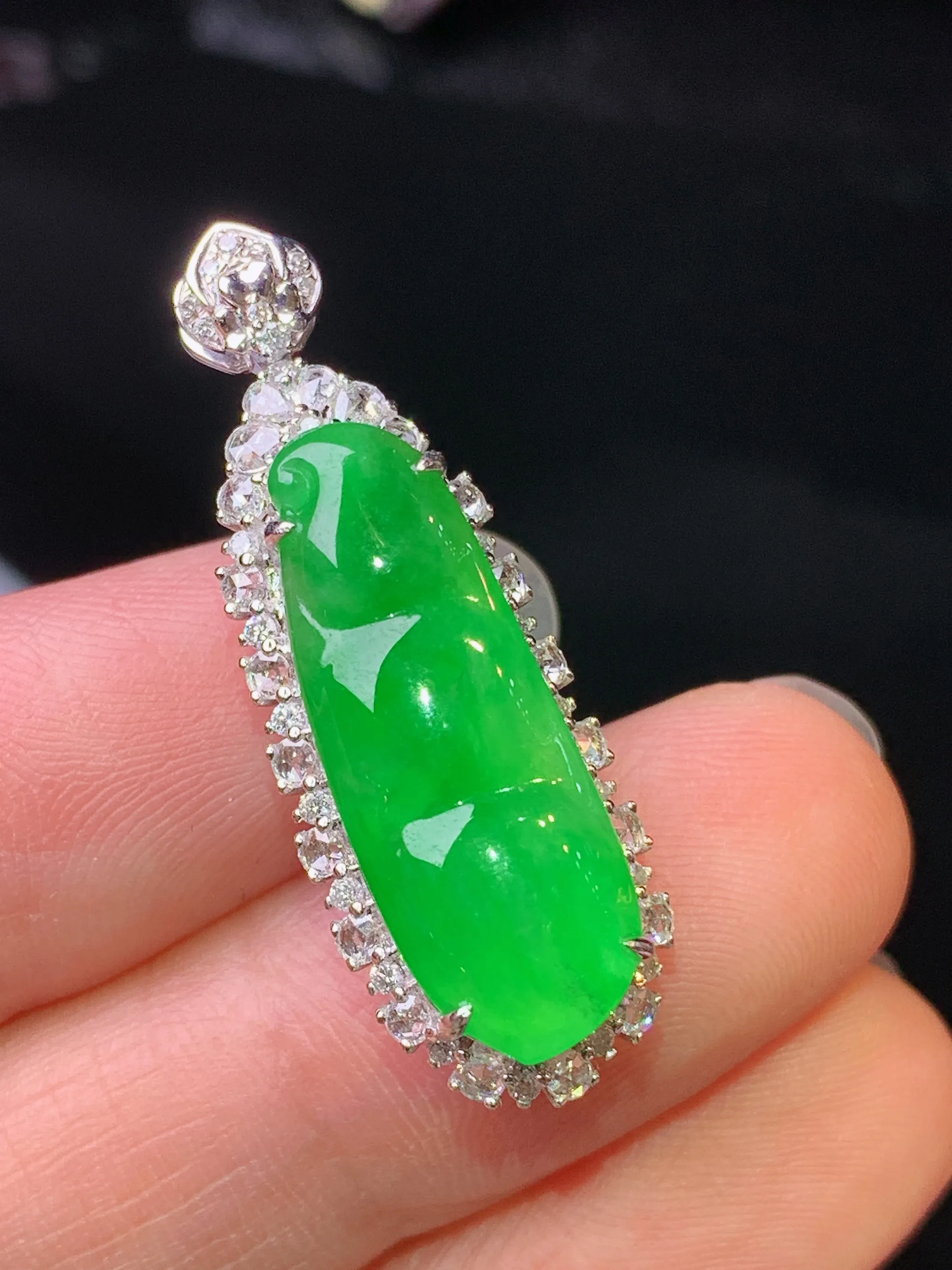 18k金钻镶嵌满绿四季豆吊坠 玉质细腻 色泽艳丽清新 整体尺寸32.7*11.2*10.2