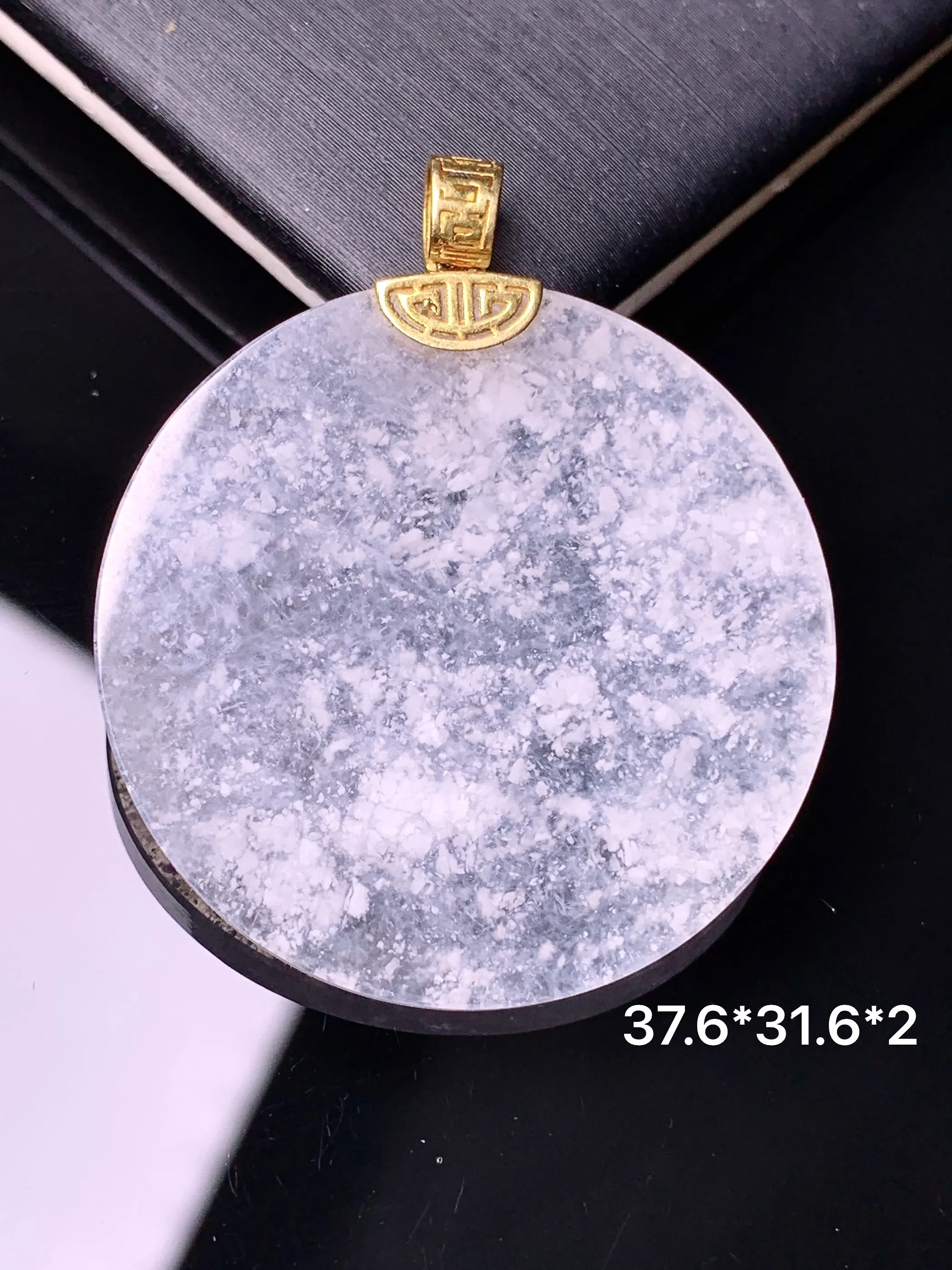 18k金镶嵌雪花棉圆牌吊坠 玉质细腻 色泽艳丽清新 整体尺寸37.6*31.6*2