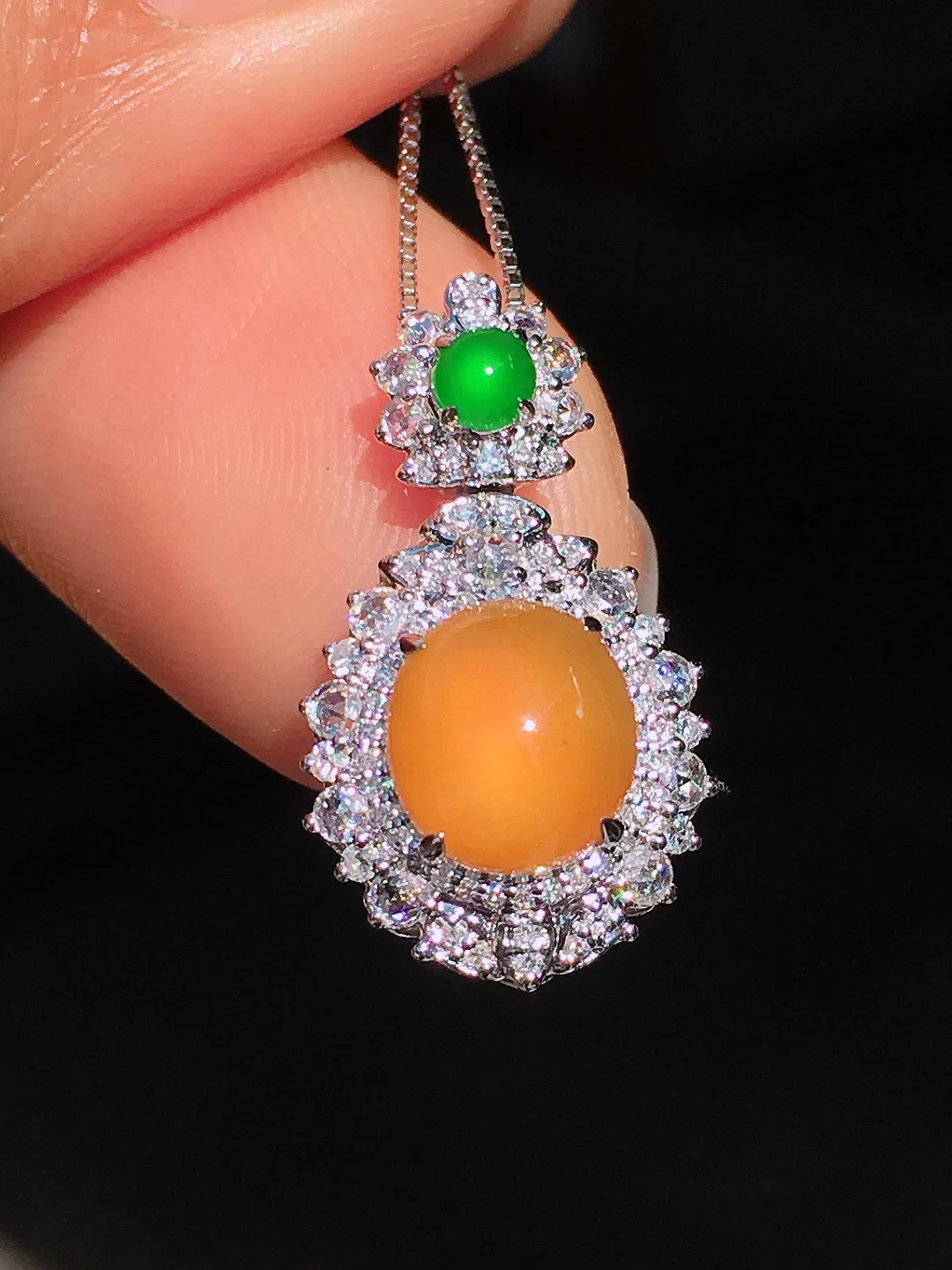 黄翡蛋面吊坠，色泽均匀艳丽，玉质细腻，荧光感超
强，饱满圆润，尽显优雅气质，18k
金豪华镶嵌