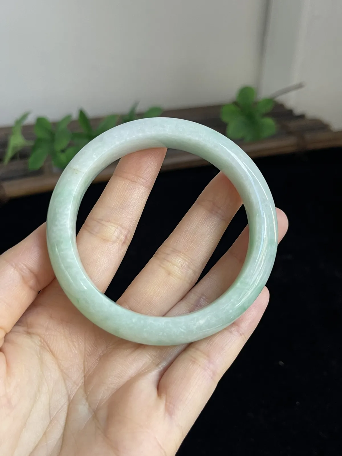 正圈55圈口，翡翠糯化种飘绿手镯